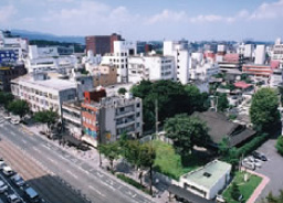 空から見た旧熊本日日新聞社本社ビル